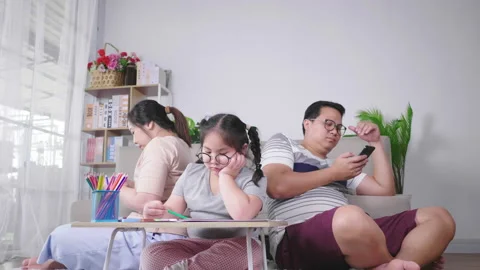 Parents using phone and ignoring kid painting in the living room Vídeo Stock 172052103