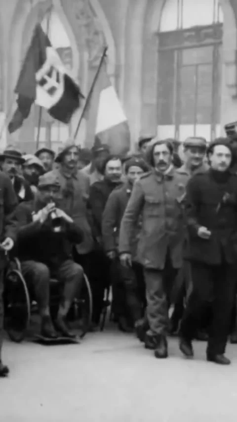 PARIS - 1918 - Handicapped and able-bodied veterans march in an Armistice Day 스톡 동영상 342247563