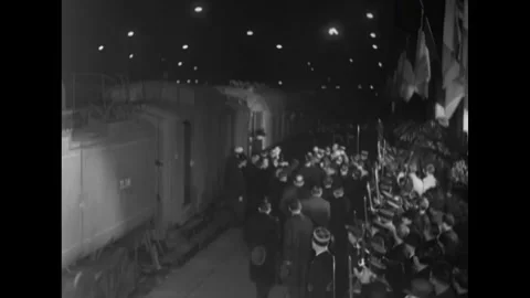 PARIS - 1939 - Crowds and honor guards gather at Gare du Nord to welcome British 스톡 동영상 341975905