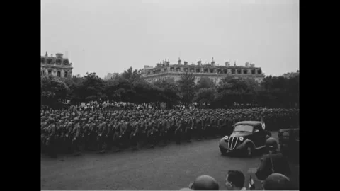 PARIS - 1944: 28th Division parade - Infantry column marches past a Paris crowd Stockbeeldmateriaal 344005759