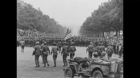 PARIS - 1944: 28th Division parade - Soldiers carry the flag down a Paris avenue Stock-Footage 344005767