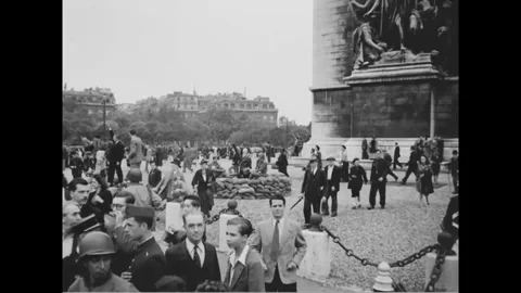 PARIS - 1944: Arc de Triomphe ceremony - Crowd and police gather at the Arc Stockbeeldmateriaal 344005776