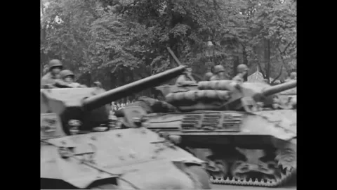 PARIS - 1944: Armored column - Tracked armour with long guns under the trees Stock-Footage 344005846