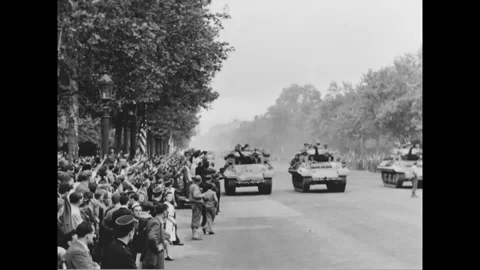 PARIS - 1944: Armored column - Tracked armour passes a flag-waving Paris crowd Stockbeeldmateriaal 344005850