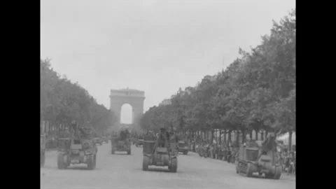 PARIS - 1944: Artillery column - Half-tracks and guns move toward the Arc 스톡 동영상 344005830