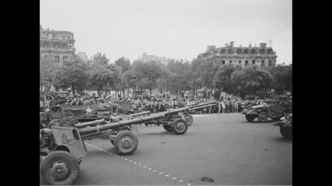 PARIS - 1944: Artillery column - Towed guns stand angled across a Paris square Stock-Footage 344005777