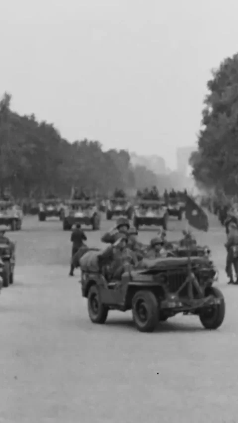 PARIS - 1944 - General de Gaulle watches an American military parade move down Video stock 342946080