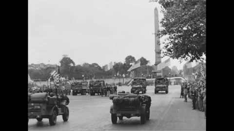 PARIS - 1944: Liberation parade - Kit-laden vehicles pass an obelisk nearby 스톡 동영상 344005841