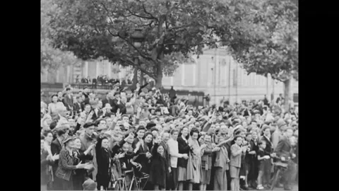 PARIS - 1944: Parade crowd - Crowd surrounds a truck on a Paris boulevard Stock-Footage 344005782