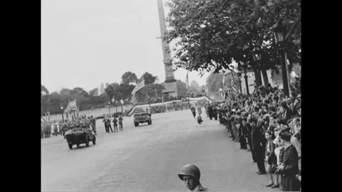 PARIS - 1944: Parade crowd - Elevated view near a flag-draped monument Stock-Footage 344005837
