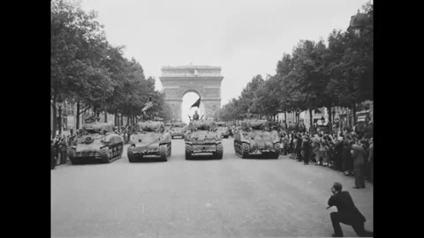 PARIS - 1944: Tank column - Tanks close in with the Arc centred behind Stock-Footage 344005813