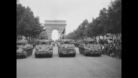 PARIS - 1944: Tank column - Tanks advance toward the Arc de Triomphe Stock-Footage 344005814