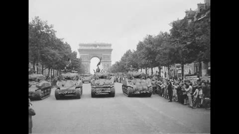 PARIS - 1944: Tank column - Tanks fill the roadway beside a Paris crowd Stock-Footage 344005820