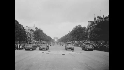 PARIS - 1944: Tank column - Tanks move abreast toward the Arc de Triomphe Stock-Footage 344005827