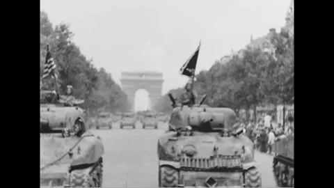 PARIS - 1944: Tank column - Two tanks in close-up before the hazy Arc Stock-Footage 344005818