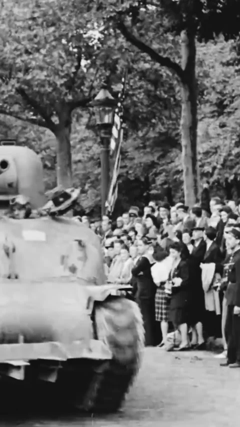 PARIS - 1944 - Tanks of the 1st US Army drive triumphantly down the Video stock 342945364