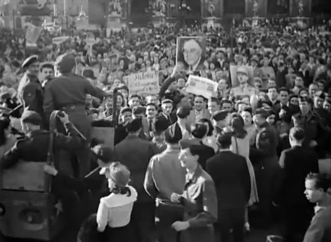 PARIS - 1945: Crowd posters — Posters rise at Paris victory celebration Video stock 348059101