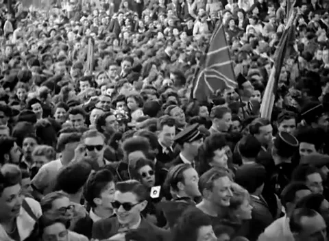 PARIS - 1945: Crowd view — Crowd looks up at Paris victory celebration Video stock 348059122
