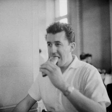  Paris 1960 Ein junger Mann in weißem Hemd sitzt in einem einfachen Lokal .. Stock Photos