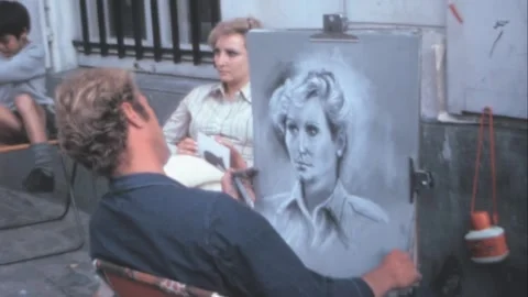 Paris - 1975: Painter draws a woman's black and white portrait in Montmartre Vídeos de archivo 282709285