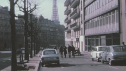 Paris - 1975: two couples walk in street with panorama of Eiffel tower Video stock 205546285