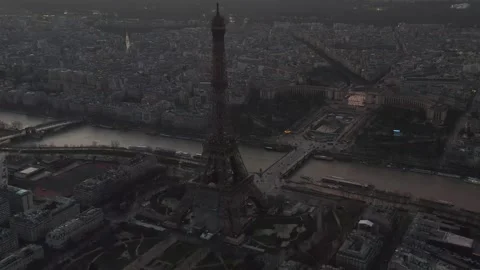Paris from Above at Twilight Featuring an Iconic Metal Lattice Tower Landmark 库存影片 330991254