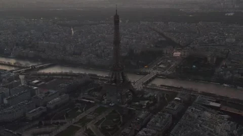 Paris Aerial View Featuring an Iconic Iron Tower and Surrounding River Banks 库存影片 330991081