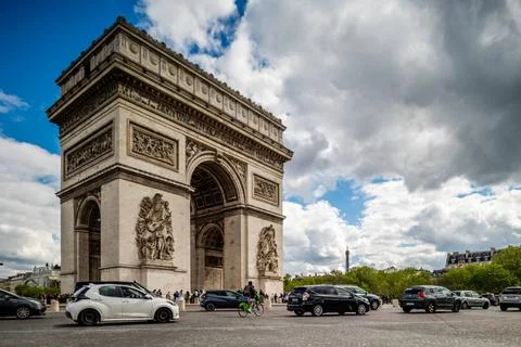 Paris Arc de Triomphe (Triumphbogen) in Paris an einem Sommertag Paris Arc... Stock-Fotos