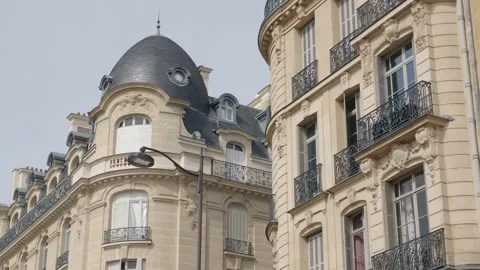 Paris architecture featuring historic Haussmann building facades Vídeos de archivo 344834990