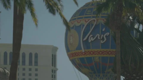 Paris balloon with palm tree foreground, Las Vegas 스톡 동영상 336671830