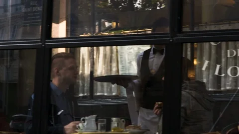 Paris Cafe Server 스톡 동영상 95162527