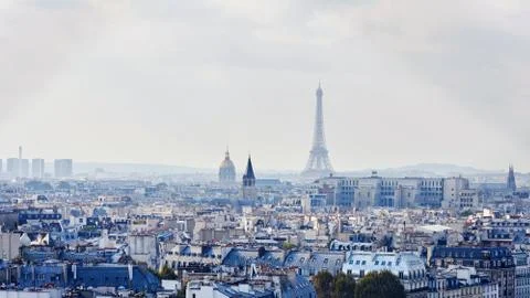 Paris cityscape in a cloudy day with Eiffel Tower Fotos de archivo