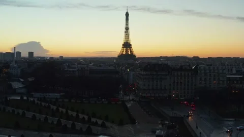 Paris Cityscape at Dawn with Iconic Tower Silhouette During Early Morning Light Vidéo 330988939