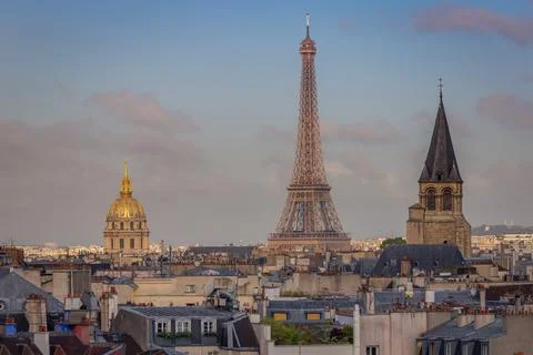 Paris Cityscape With Eiffel Tower and Invalides golden dome, Paris, France 库存照片