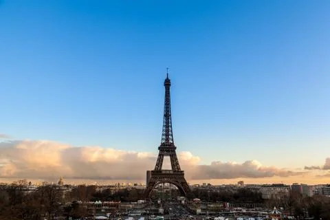 Paris cityscape with Eiffel tower at sunset, France Foto stock