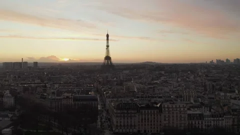 Paris Cityscape Featuring a Towering Iron Spire at Golden Sunset Hour 库存影片 330995387