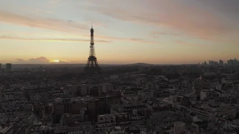 Paris Cityscape with Iconic Tower at Sunset over Historic Urban Architecture 库存影片 330995173