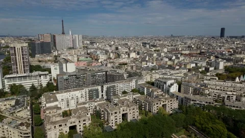 Paris cityscape showing Eiffel Tower and Montparnasse Tower Vídeos de archivo 344838314
