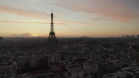 Paris Cityscape Viewed from Above During a Scenic Golden Hour Sunset 库存影片 330995023