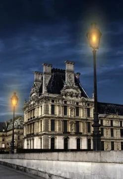 Paris. The cloudy night sky over Louvre.. Foto stock