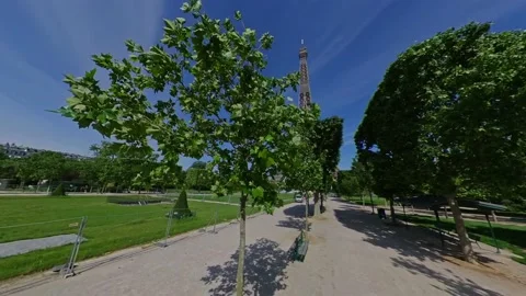 PARIS COVID LOCKDOWN, EIFFEL TOWER, CHAMP DE MARS, EMPTY CITY, 360° CAMERA Video stock 154907423