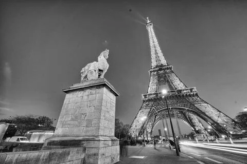 PARIS - DEC 1: Lighting the Eiffel Tower December 1, 2012 in Paris. Establ... Foto stock
