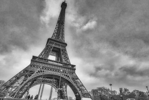 PARIS - DECEMBER 2012: The Eiffel Tower on a cloudy winter day. This is the m Stockfoto's