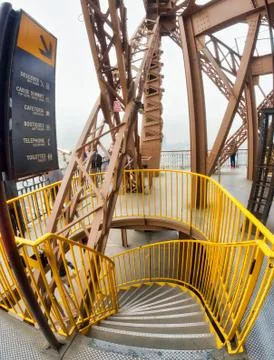 PARIS - DECEMBER 2012: Powerful structure of Eiffel Tower. This is the most v Fotos de archivo