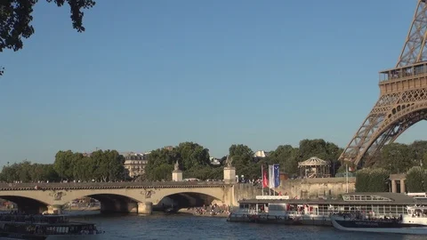 Paris Downtown Image With Eiffel Tower Seine River and Tourist Boat Traffic Stockbeeldmateriaal 102962746