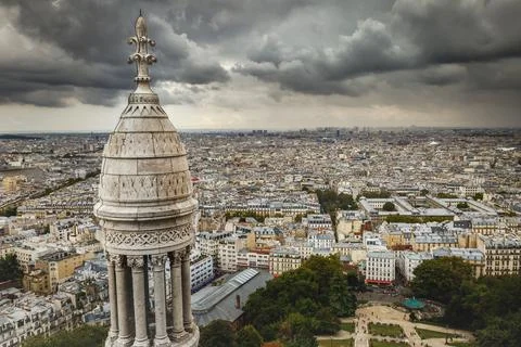 Paris at dramatic storm clouds with La Defense above Montmartre, Paris, Franc Stockfoto's