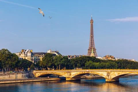 Paris Eiffel Tower and river Seine at sunset in Paris, France. Eiffel Tower i Stock Photos