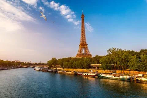 Paris Eiffel Tower and river Seine at sunset in Paris, France. Eiffel Tower i Foto stock