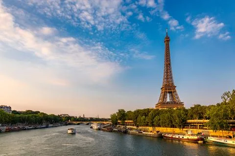 Paris Eiffel Tower and river Seine at sunset in Paris, France. Eiffel Tower i Stock Photos