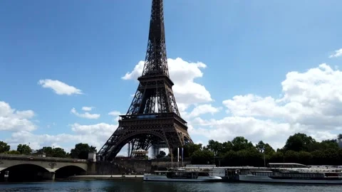 Paris Eiffel Tower with lovers Timelapse Stock Footage 136523976
